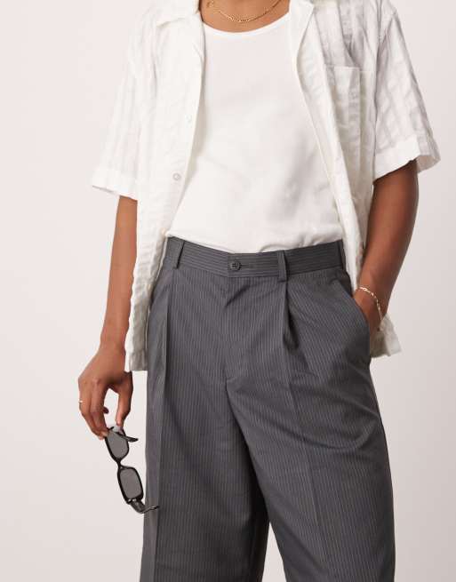 ASOS DESIGN – Mörkgrå, kritstrecksrandiga, uppklädda bermudashorts i oversize med veck framtill, 3 av 5