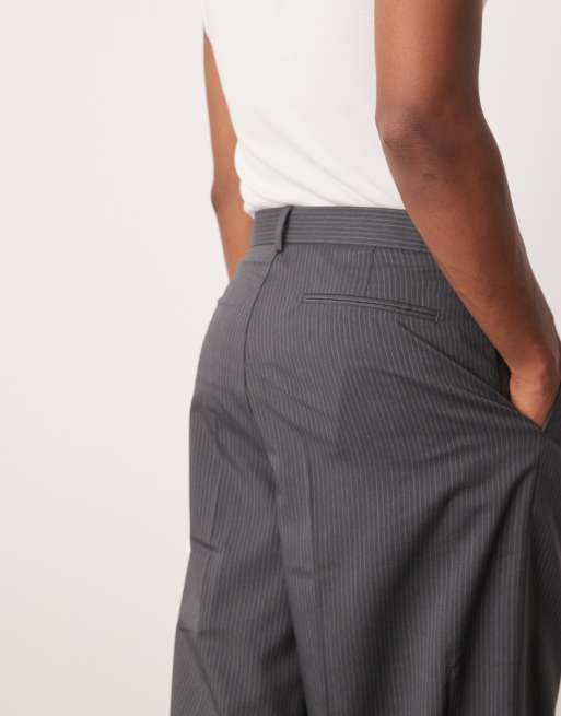 ASOS DESIGN – Mörkgrå, kritstrecksrandiga, uppklädda bermudashorts i oversize med veck framtill, 5 av 5