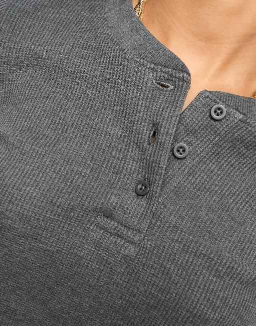 ASOS DESIGN – Mörkgrå, melerad t-shirt i Henley-stil med lång ärm och våffelstruktur, 2 av 4