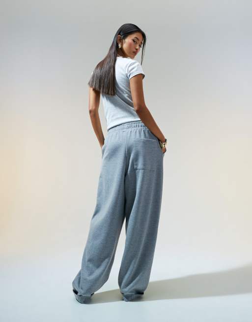 ASOS DESIGN – Mörkgrå, melerade byxor med uppvikt fåll i scubaliknande material, 2 av 5