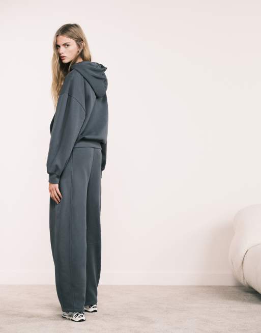 ASOS DESIGN – Mörkgrå mjukisbyxor med barrelben och dekorativ söm, del av set, 2 av 5