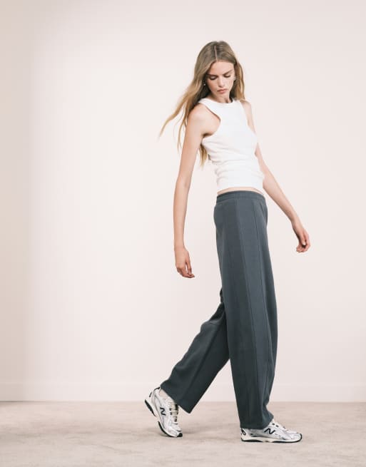 ASOS DESIGN – Mörkgrå mjukisbyxor med barrelben och dekorativ söm, del av set, 4 av 5