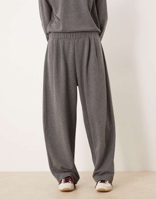 ASOS DESIGN – Mörkgrå mjukisbyxor med låg midja, barrelben och veck, del av set, 2 av 5