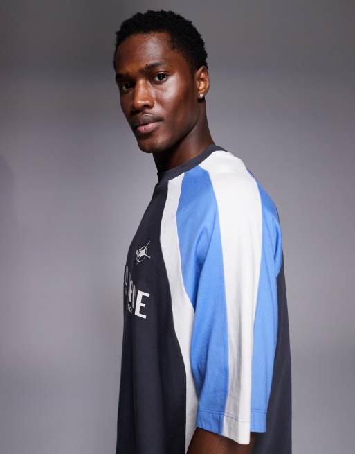 ASOS DESIGN – Mörkgrå, panelsydd t-shirt i boxig oversize-passform med sporttryck, 4 av 5