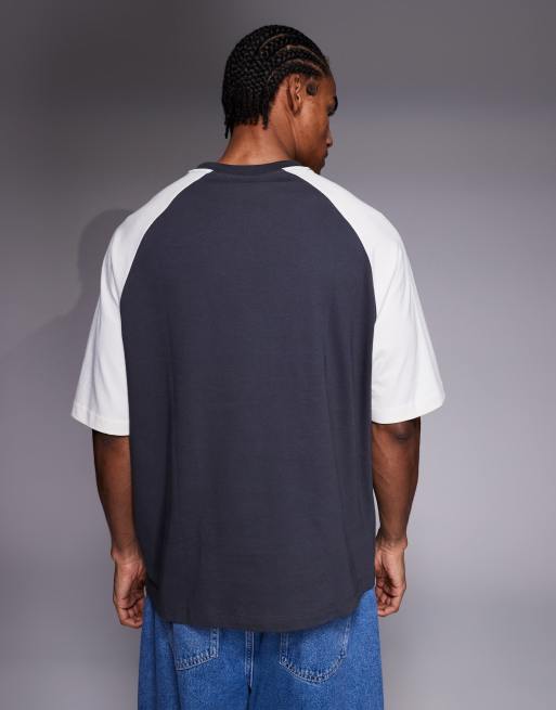 ASOS DESIGN – Mörkgrå, panelsydd t-shirt i oversized fit med boxig passform och sporttryck, 3 av 5