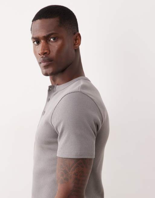 ASOS DESIGN – Mörkgrå, ribbad t-shirt i muscle fit med henleykrage, 5 av 5