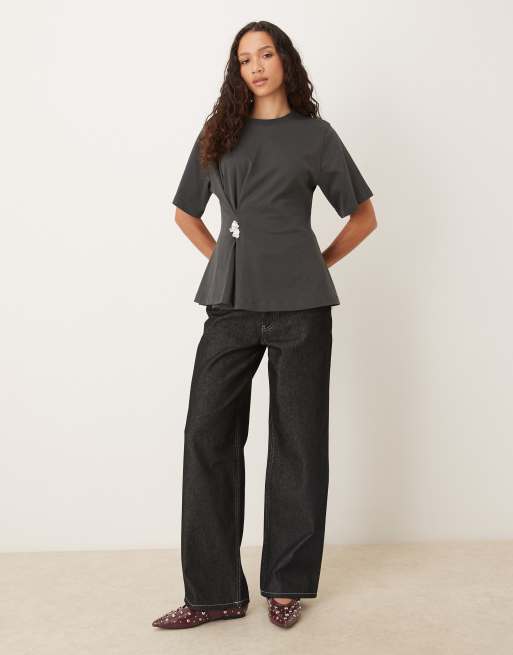 ASOS DESIGN – Mörkgrå t-shirt i oversize med indragen midja och metalldetalj, 2 av 4