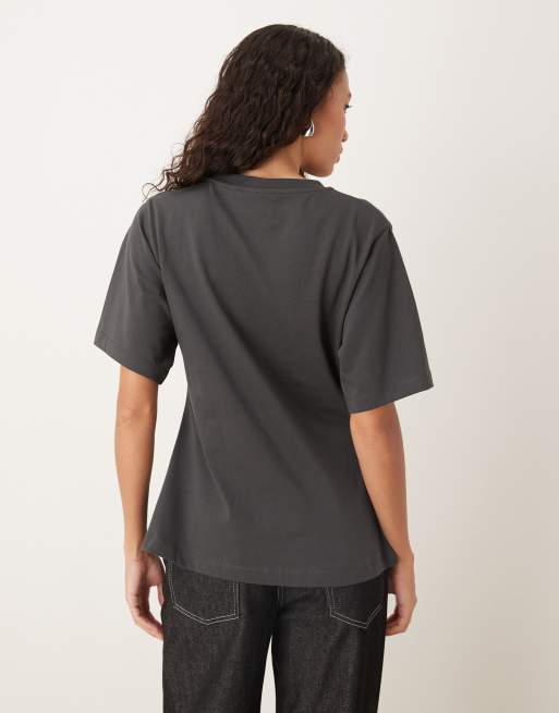 ASOS DESIGN – Mörkgrå t-shirt i oversize med indragen midja och metalldetalj, 4 av 4