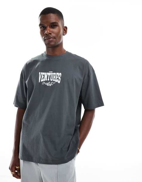 ASOS DESIGN – Mörkgrå t-shirt i oversize med sportigt tryck - view 1