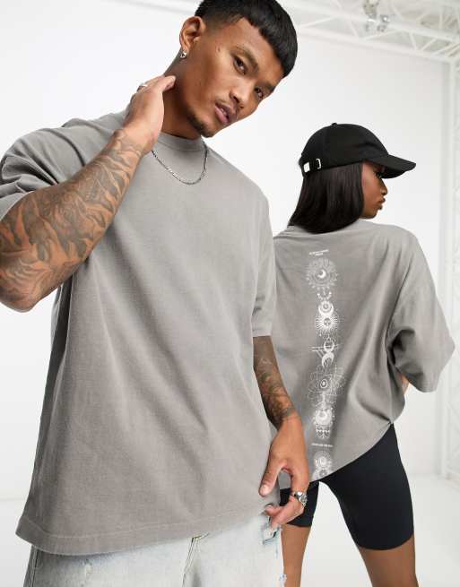 ASOS DESIGN – Mörkgrå t-shirt i oversize och unisex-modell med tryck baktill 