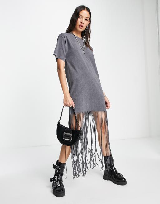 ASOS DESIGN – Mörkgrå t-shirtklänning i oversize med fransig fåll 