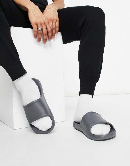 ASOS DESIGN – Mörkgrå tofflor