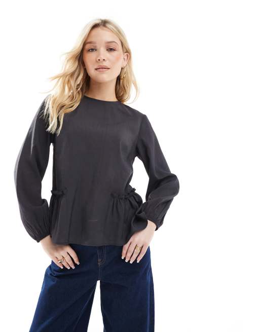ASOS DESIGN – Mörkgrå topp med smock och peplum-detalj