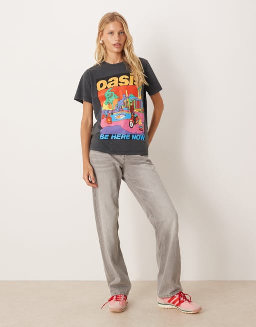 ASOS DESIGN – Mörkgrå, tvättad t-shirt i regular fit med licenserat Oasis-tryck, 2 av 4