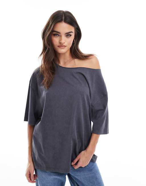 ASOS DESIGN – Mörkgrå, tvättad t-shirt med off shoulder och avslappnad passform