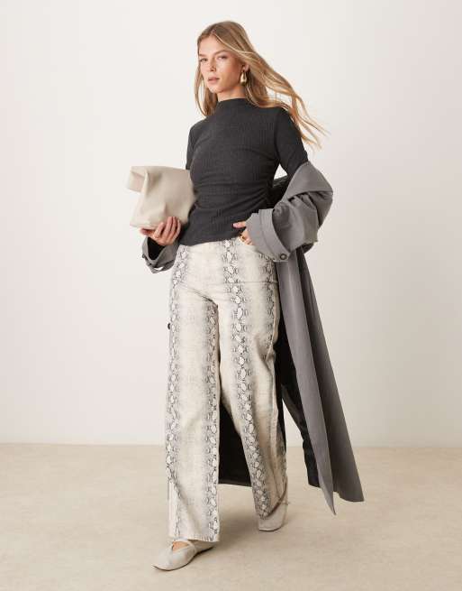 ASOS DESIGN – Mörkgråmelerad, mjuk, ribbad topp med rynkade sidor och hög ringning, 2 av 4