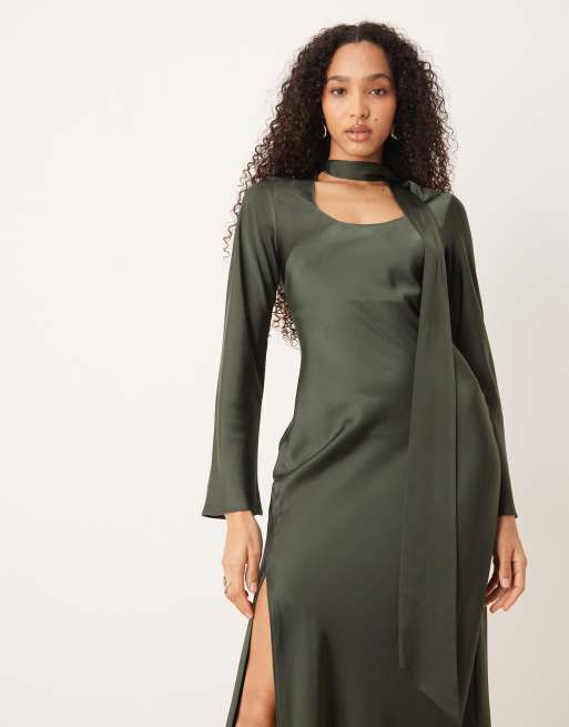 ASOS DESIGN – Mörkgrön maxiklänning med långa ärmar, v-ringning och sjal, 2 av 4