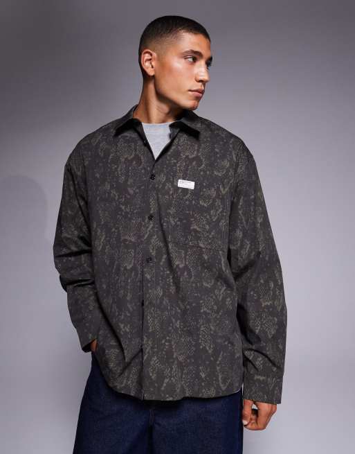 ASOS DESIGN – Mörkgrön, ormskinnsmönstrad skjorta i oversize med märke på bröstet