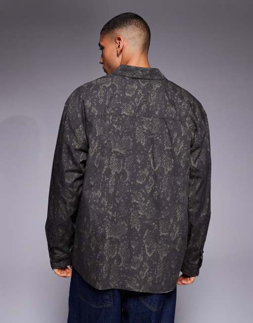 ASOS DESIGN – Mörkgrön, ormskinnsmönstrad skjorta i oversize med märke på bröstet, 3 av 5