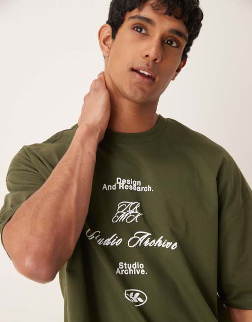 ASOS DESIGN – Mörkgrön t-shirt i oversize med sänkt axelsöm och tryck, 2 av 4