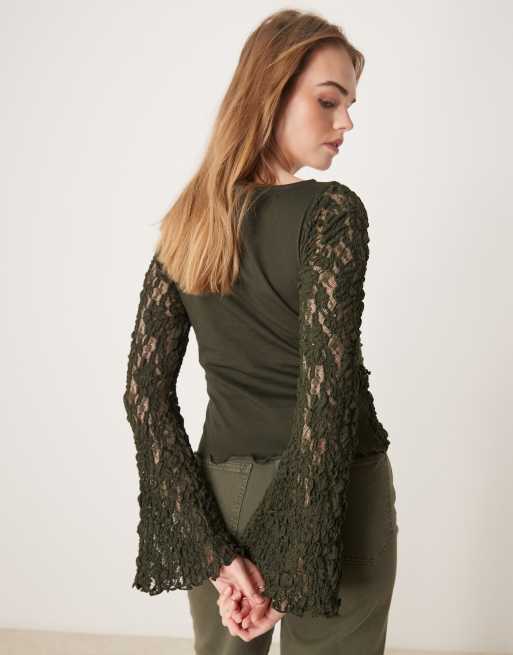 ASOS DESIGN – Mörkgrön topp med delad design, spets, rak halsringning och utsvängda ärmar, 4 av 4