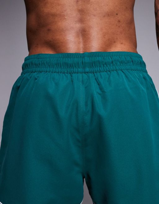 ASOS DESIGN – Mörkgröna badshorts med kontrasterande, vita passpoaler, 5 av 5