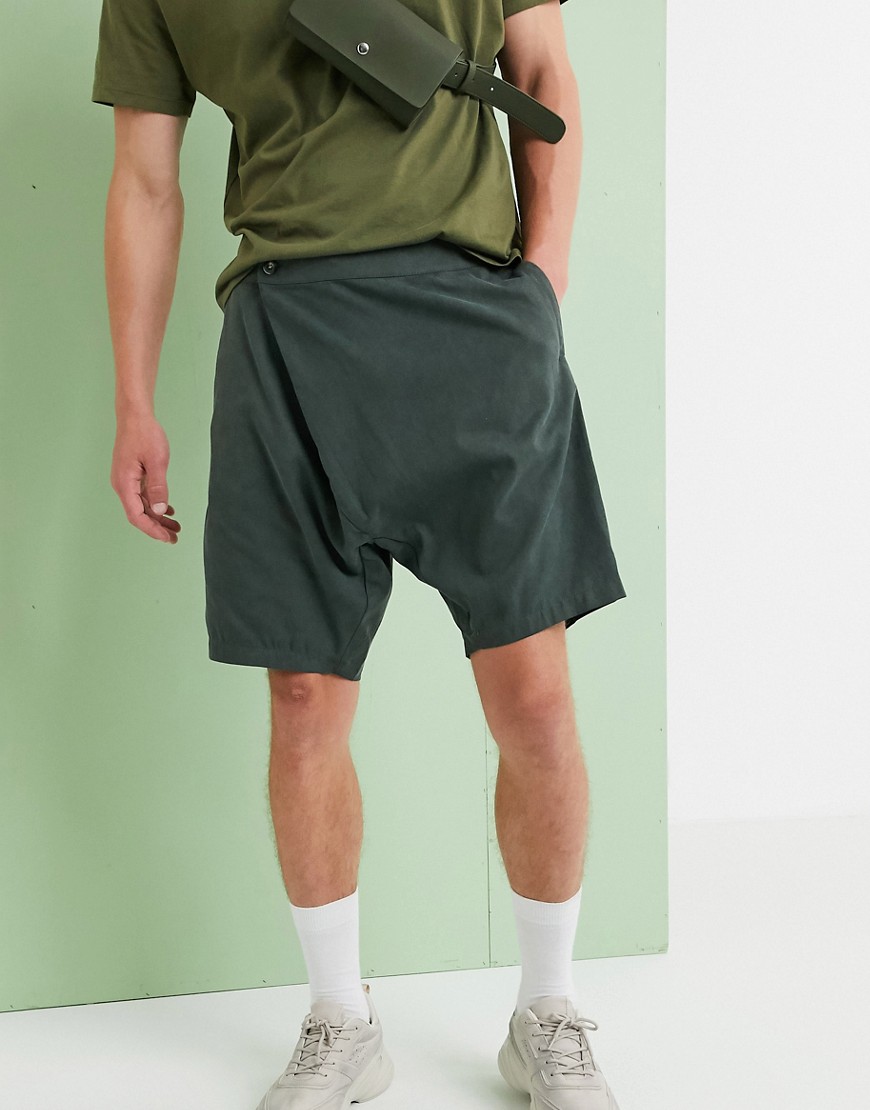 ASOS DESIGN – Mörkgröna shorts med smal passform och asymmetrisk knäppning