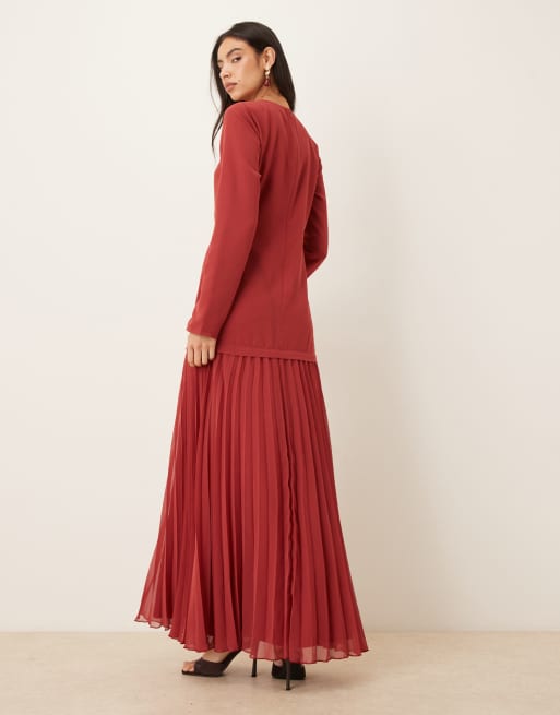 ASOS DESIGN – Mörkröd maxiklänning med långa ärmar och plisserad kjol, 2 av 4