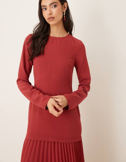 ASOS DESIGN – Mörkröd maxiklänning med långa ärmar och plisserad kjol, 3 av 4