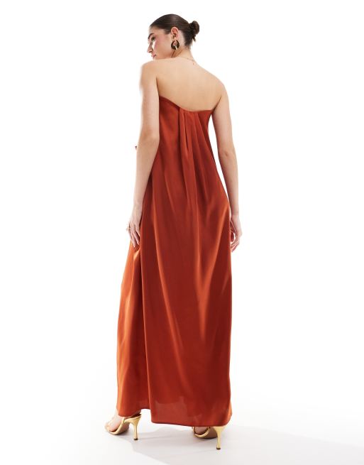 ASOS DESIGN – Mörkröd, rak, draperad midiklänning i satin med bandeau-ringning, 2 av 4