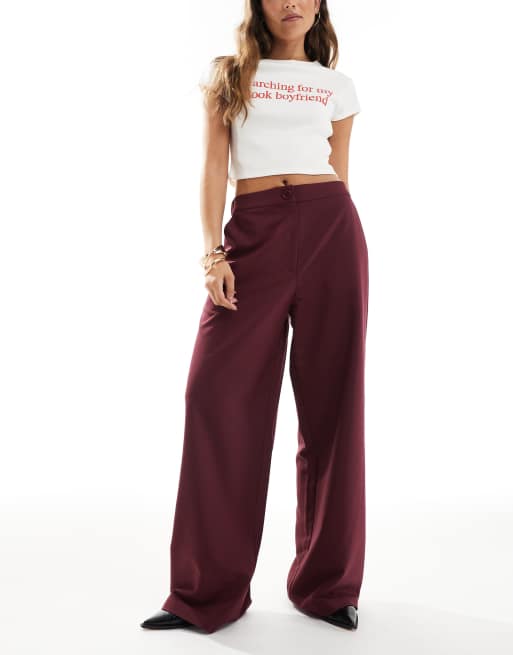 ASOS DESIGN – Mörkröda, figursydda byxor med raka ben och avslappnad passform
