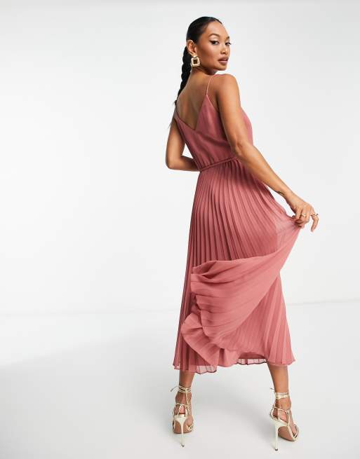 ASOS DESIGN – Mörkrosa, plisserad midiklänning med tunna axelband och dragsko i midjan, 2 av 4