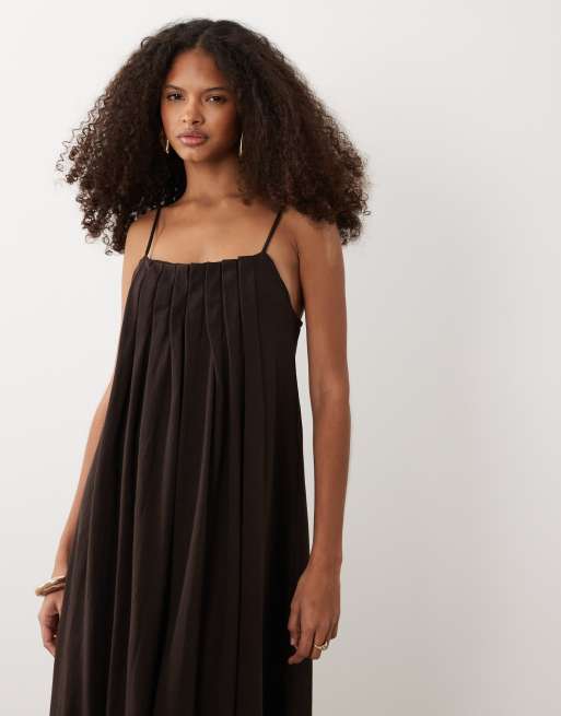 ASOS DESIGN – Mörkt chokladbrun, plisserad klänning i a-linjeform, 2 av 4