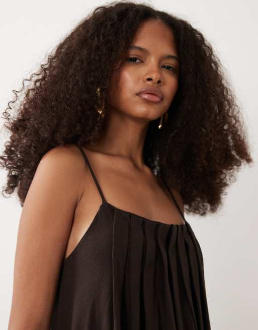 ASOS DESIGN – Mörkt chokladbrun, plisserad klänning i a-linjeform, 3 av 4