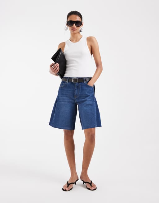 ASOS DESIGN – Mörkt mellanblå bermudashorts i denim med veck i sidan, 2 av 5