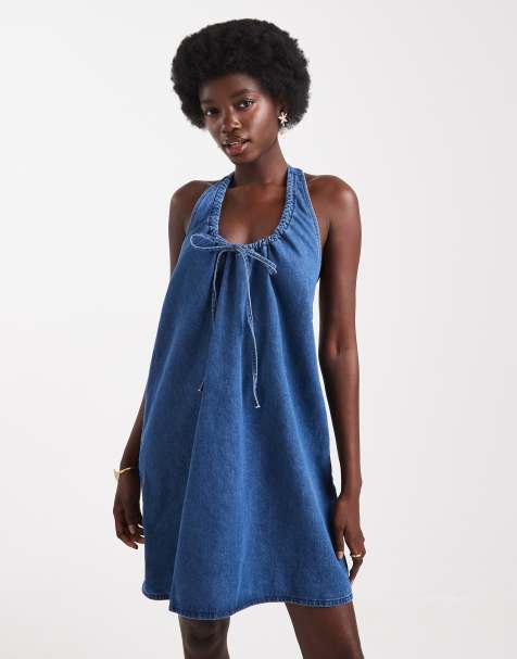 ASOS DESIGN – Mörkt mellanblå, ryschad miniklänning i denim med djup halsringning - view 1
