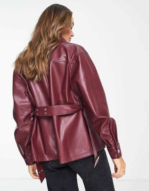ASOS DESIGN – Mörkt vinröd skjorta i läderimitation med skärp, 2 av 4