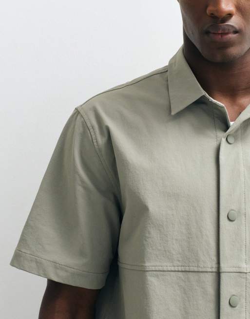 ASOS DESIGN - motionMAX™ - Camisa verde salvia holgada con bolsillos laterales, 3 de 5