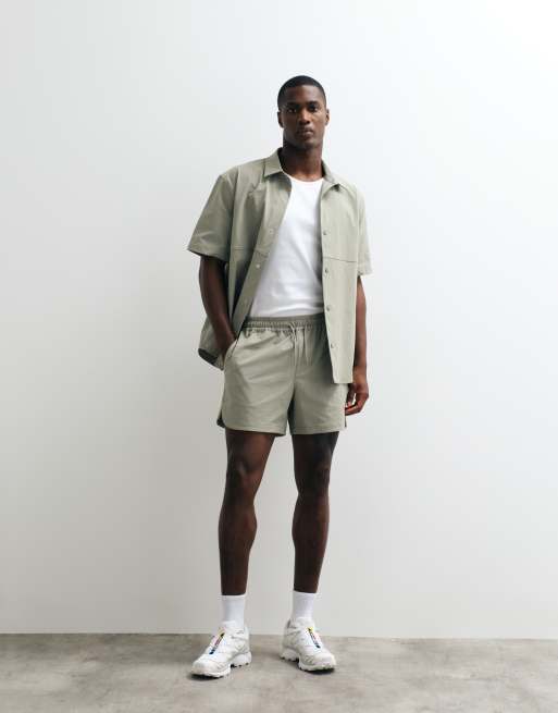 ASOS DESIGN - motionMAX - Pantalones muy cortos verde salvia con bajo redondeado, 2 de 5