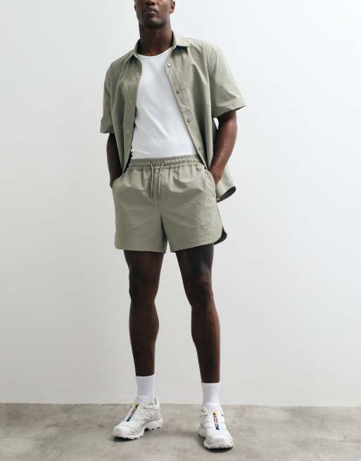 ASOS DESIGN - motionMAX - Pantalones muy cortos verde salvia con bajo redondeado, 3 de 5