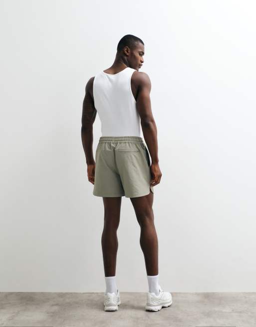 ASOS DESIGN - motionMAX - Pantalones muy cortos verde salvia con bajo redondeado, 4 de 5
