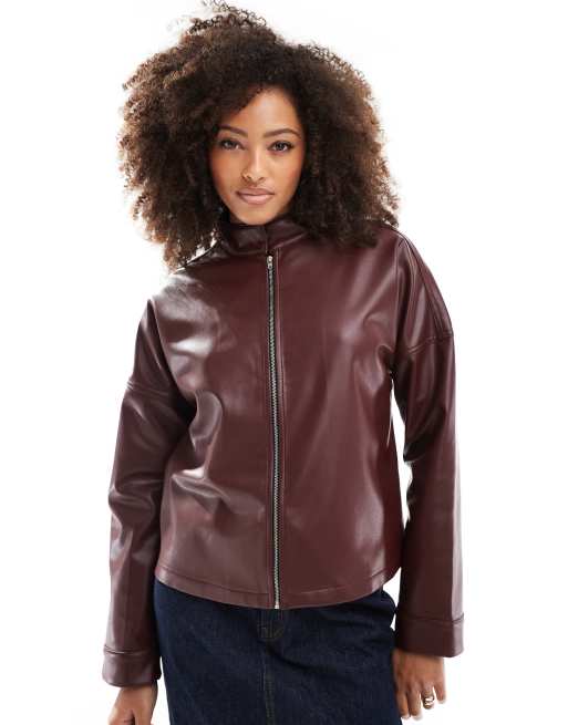 ASOS DESIGN - Motojack van imitatieleer met kraagje in bordeauxrood