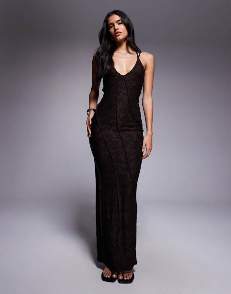 ASOS DESIGN - Mouwloze gesmokte maxi-jurk met textuur en lage ronde hals in bruin - view 1