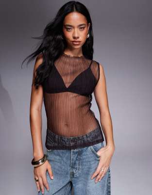 ASOS DESIGN - Mouwloze hoogsluitende top van doorschijnend plissé in bruin - view 1