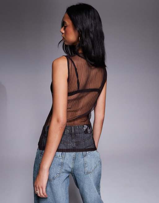 ASOS DESIGN - Mouwloze hoogsluitende top van doorschijnend plissé in bruin, 3 van 4