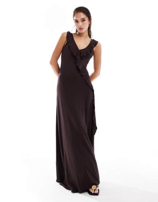 ASOS DESIGN - Mouwloze maxi jurk met V-hals en ruches in chocoladebruin