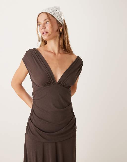 ASOS DESIGN - Mouwloze maxi-jurk van getextureerd mesh met diepe V-hals en gerimpelde taille in donkerbruin, 3 van 4