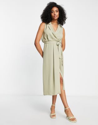ASOS DESIGN - Mouwloze midi-jurk met overslag, kraagje en gestrikte voorkant in groen 