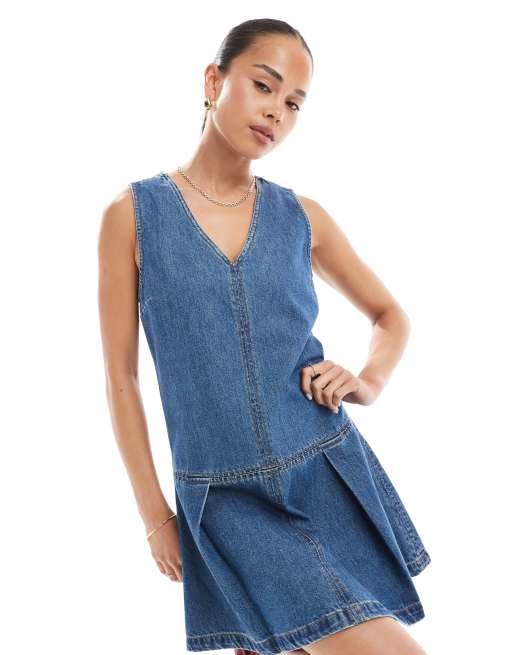ASOS DESIGN - Mouwloze mini jurk van denim met geplooide verlaagde taille in mid-wash blauw, 2 van 4