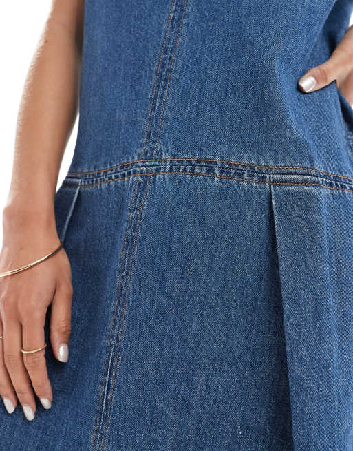ASOS DESIGN - Mouwloze mini jurk van denim met geplooide verlaagde taille in mid-wash blauw, 3 van 4
